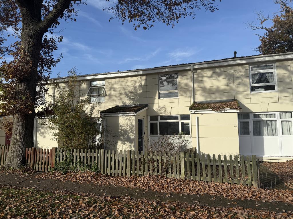 Lot: 61 - HOUSE IN NEED OF IMPROVEMENT - Front view of House in Need of Improvement